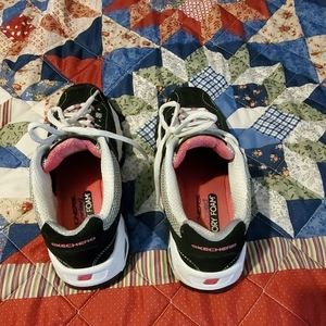 Tennis shoes